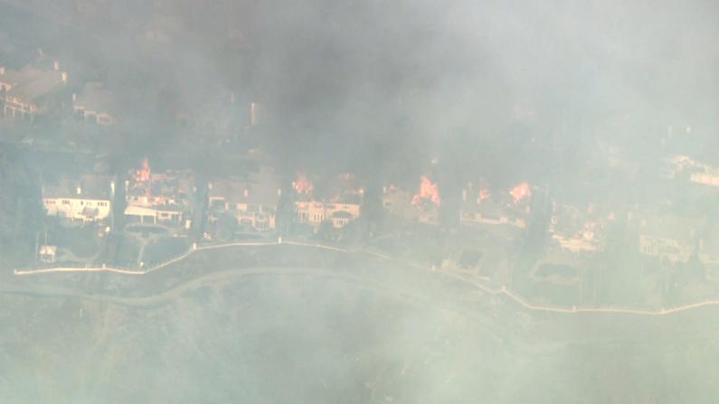 南加橘郡突发野火蔓延山顶富人区 20栋豪宅被毁近千户疏散