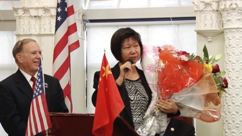 布鲁克林首位华裔民选官员唐凤巧宣布就职