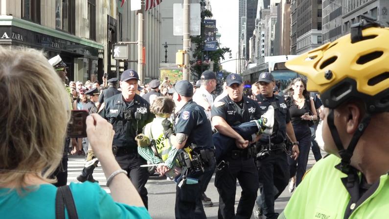 纽约ICE突袭首个周末 引发华人社区恐慌及大规模抗议