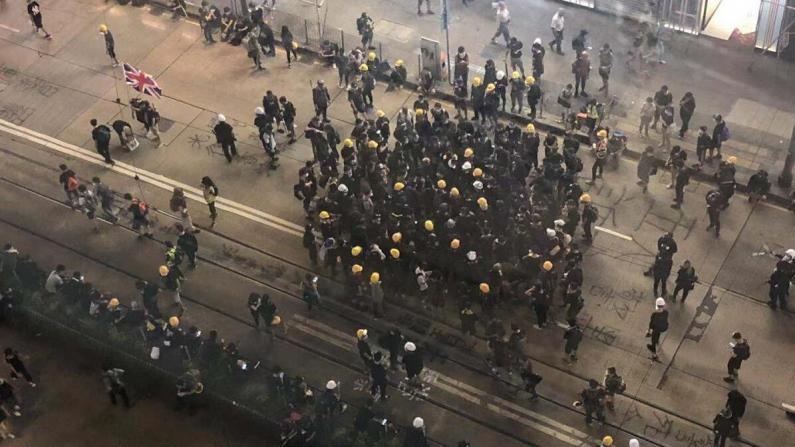 香港警方尖沙咀拘捕激进示威者