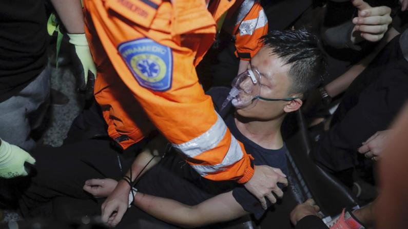香港机场示威者与警方爆严重冲突