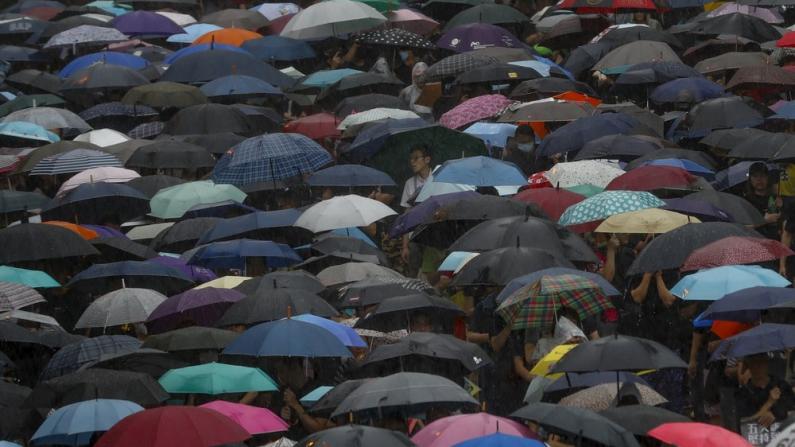 香港激进示威者集会后围堵、激光笔扫射上海游客