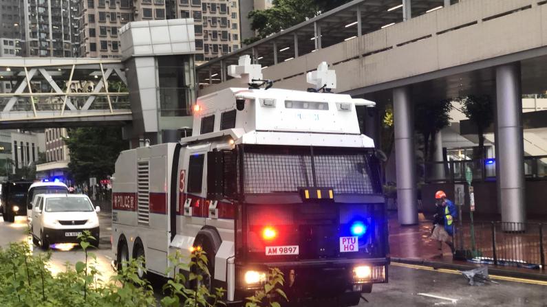 香港荃湾集会游行变骚乱 警方首次出动水炮车