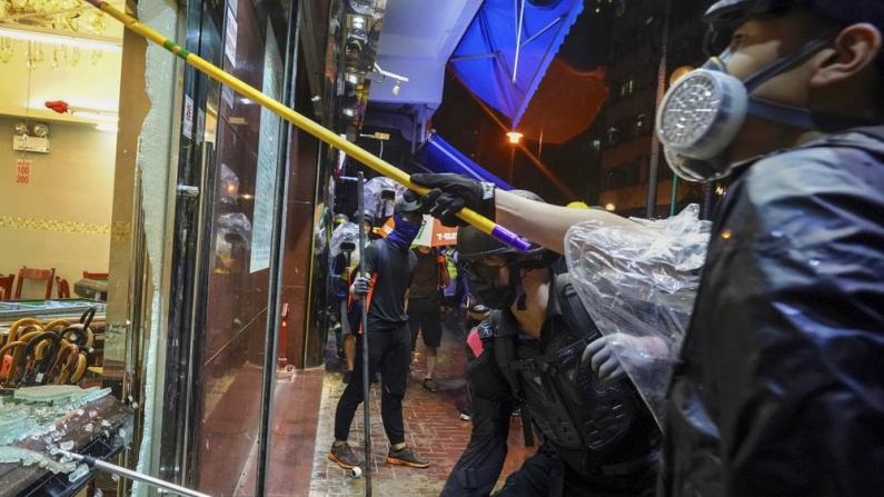 香港激进示威者打砸店铺 路过之处 一片狼藉