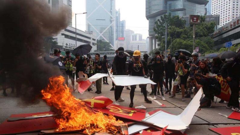 香港暴徒港岛非法集结打砸烧 国庆标语被拆遭焚毁