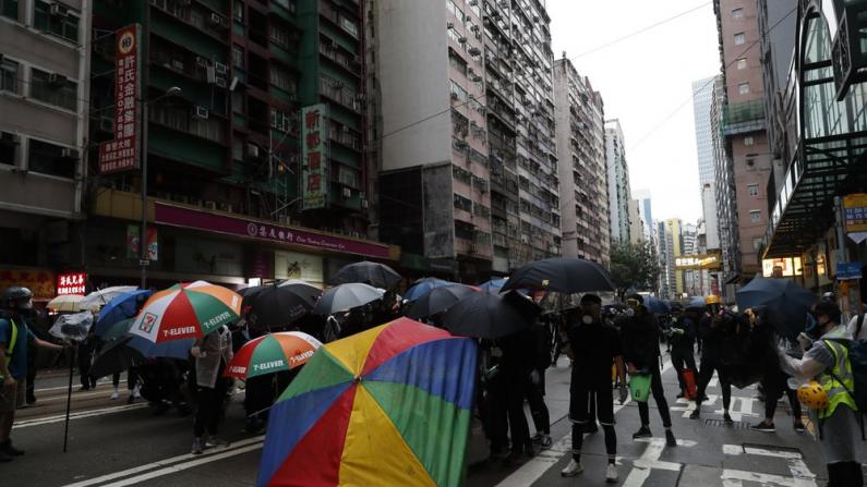 香港市民诉苦：被黑衣人“统治”不敢上街
