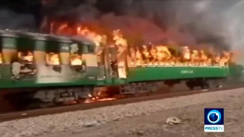 巴基斯坦列车煤气罐爆炸 黑烟冲天车厢被烧成空壳