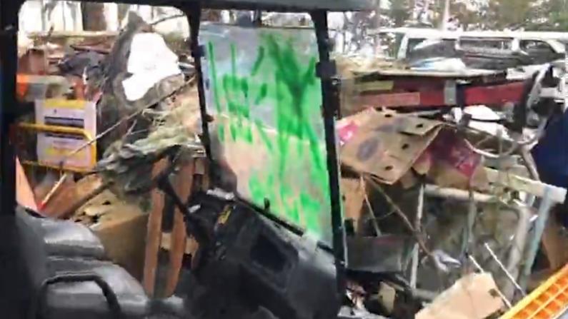 车辆残骸堵路设施遭焚毁 香港中大校园弥漫恐怖气氛