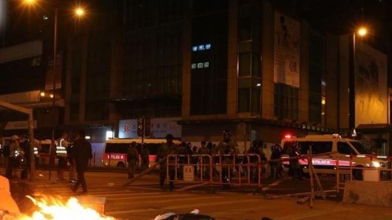 香港暴徒大肆破坏店铺 吉野家等店被砸烂
