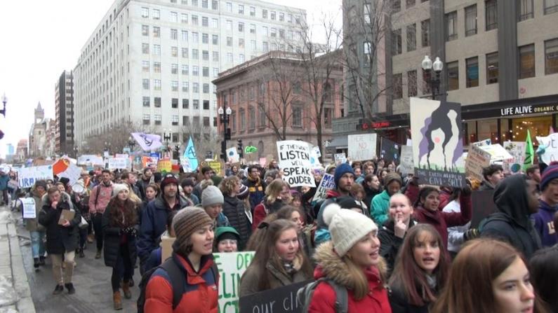 反气候变化！ 上千波士顿学生罢课游行力挺“绿色新政”