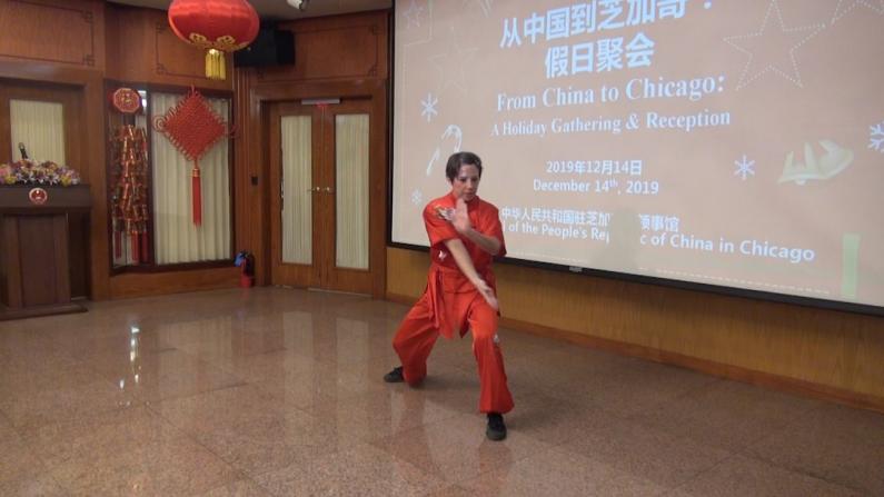 美国人表演中国武术 巾帼不让须眉！