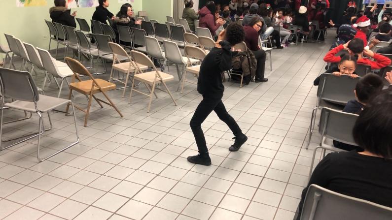 芝加哥兴氏小学冬季艺术节 学生大跳即兴街舞