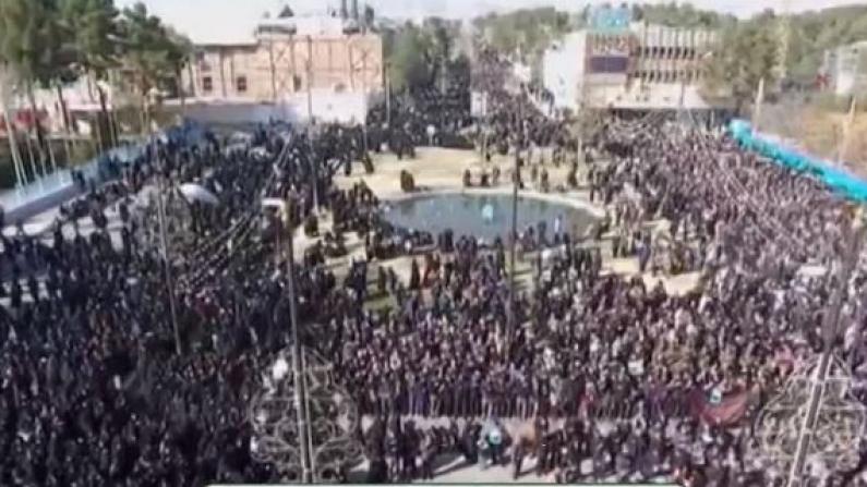 抗议空袭行动 伊朗数万人走上首都德黑兰街头