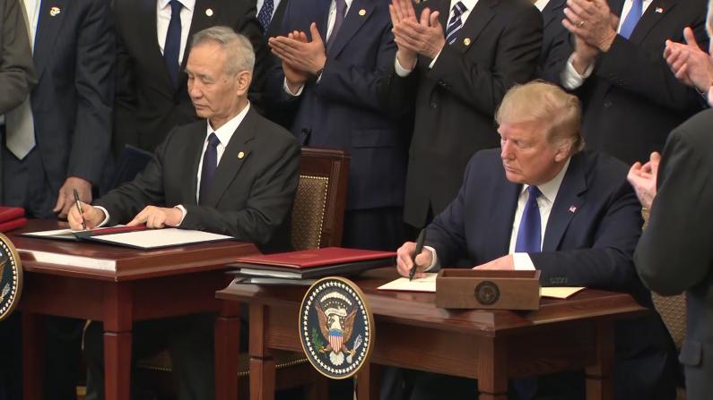 历史性瞬间：美中签署首阶段贸易协议