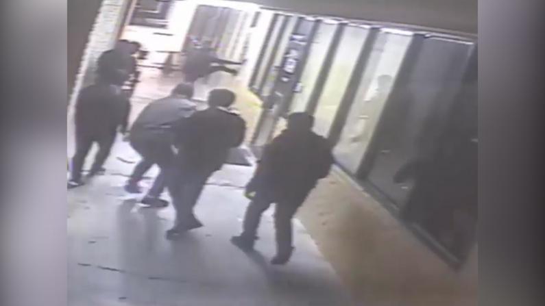 【监控】休斯敦8名持枪歹徒洗劫餐厅 10人被抢1人受伤