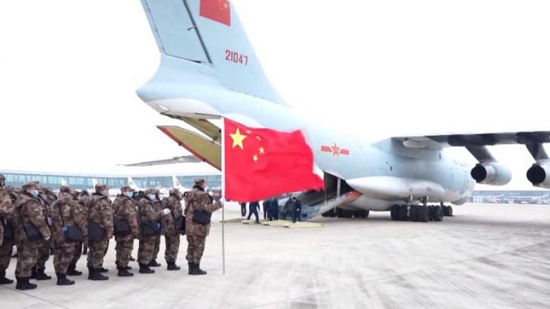 中国运-20首次执行大型非战争军事任务 向武汉运送人员物资