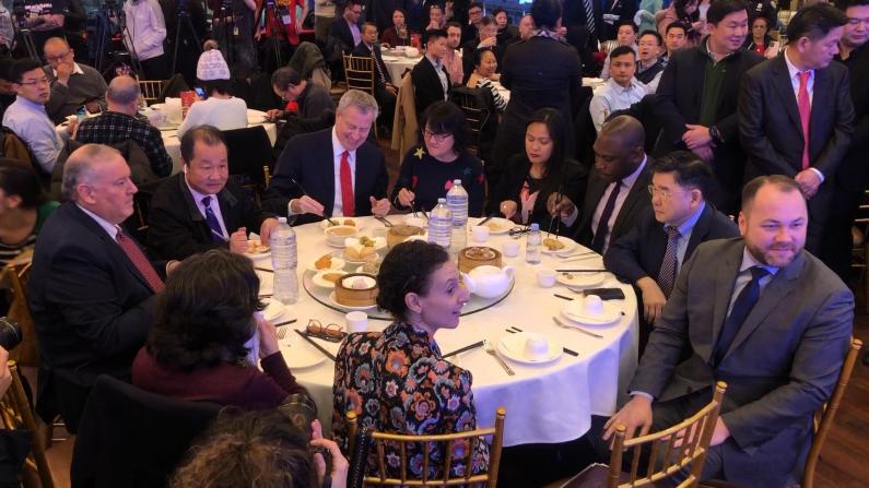 “新冠”期间纽约市府全员出动法拉盛就餐 鼓励华人小商业