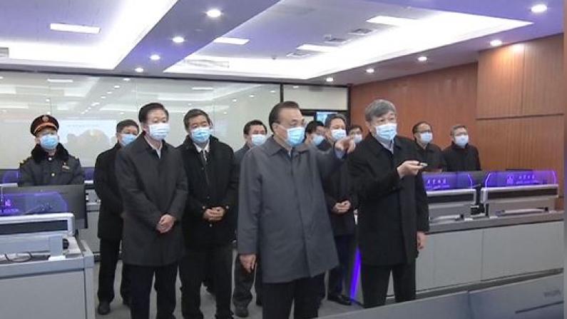 李克强赴北京西站考察错峰返程和疫情防控