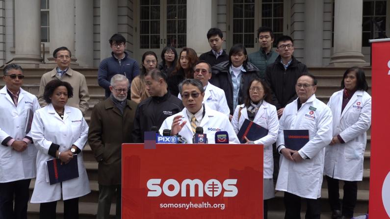 纽约和谐社区医疗大联盟集会 社区医生发放三语防疫宣传材料