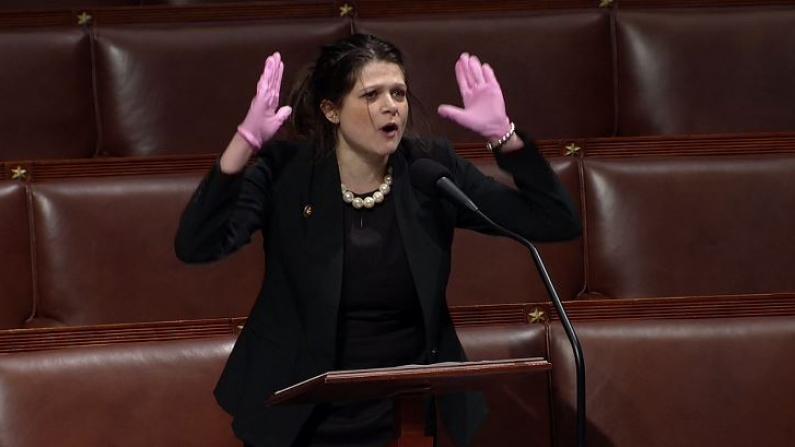 “新冠很重要，让我把话说完！！！”女国会议员愤怒咆哮