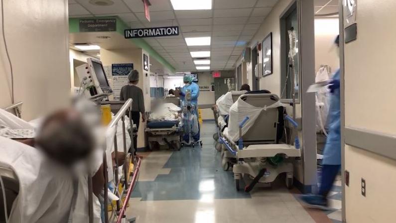 纽约市医院内部画面曝光：病患躺在走廊里，太平间地方不够