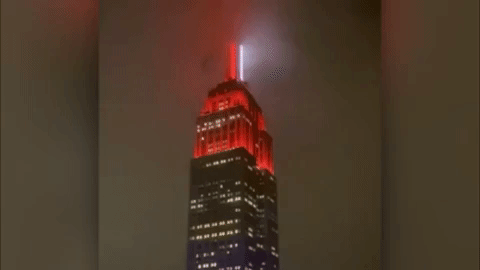 帝国大厦闪烁救护车红白灯光：向医护致敬！