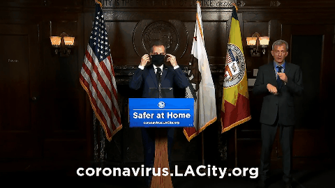 “这能够保护我们！” 洛杉矶市长呼吁民众戴口罩