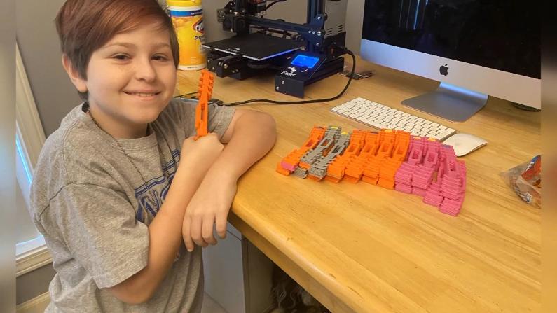 男孩3D打印口罩固定器捐医护 “我只是想帮助社区”