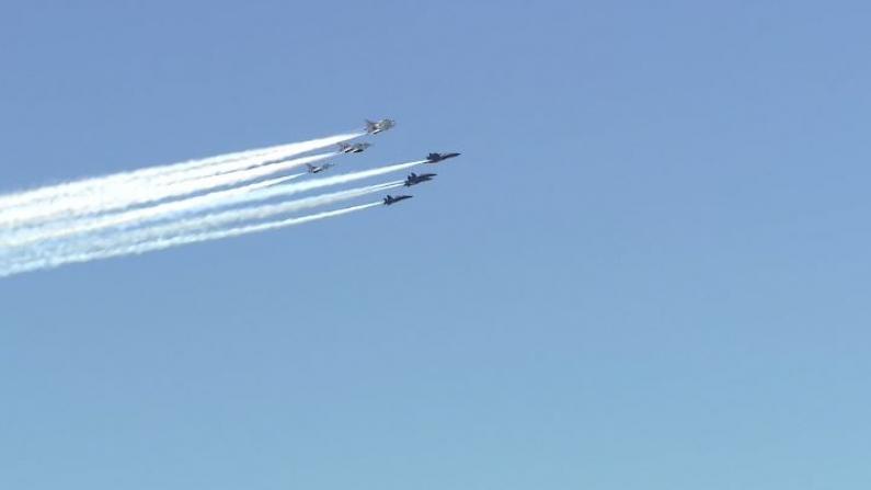 “雷鸟”和“蓝天使”飞行表演队飞越纽约上空！致敬医护人员