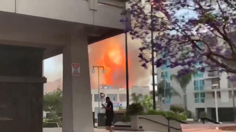 【现场】数英里外可见火焰和黑烟 洛杉矶市中心爆炸