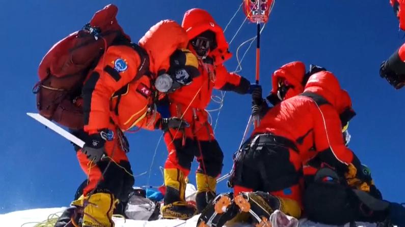 登顶!2020珠峰高程测量登山队站上喜马拉雅之巅