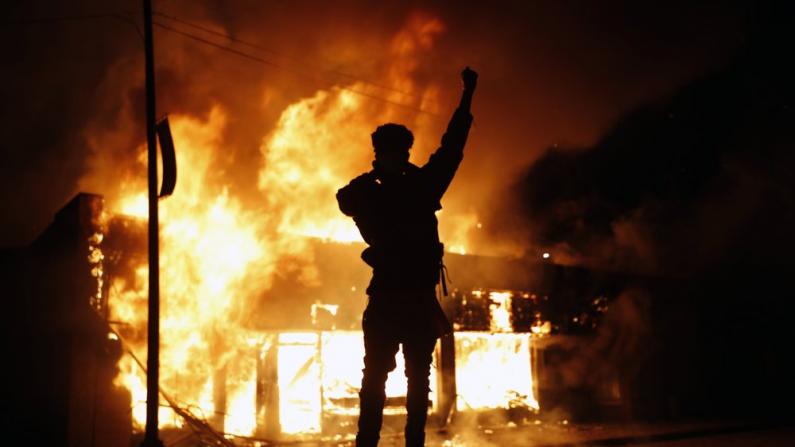 暴力示威延续4日,明尼阿波利斯俨如战场!商铺遭焚警局被毁