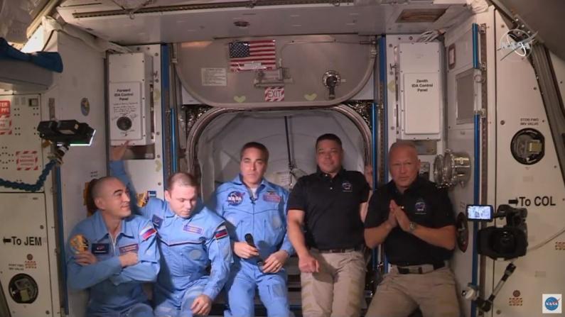 成功对接！两名太空人从SpaceX龙飞船进入国际空间站