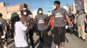 NBA密尔沃基雄鹿队球员参加游行 “字母哥”为示威者送水