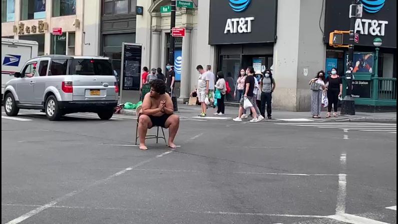 男子裸坐纽约法拉盛路中央 堵塞交通哭喊“我要儿子”