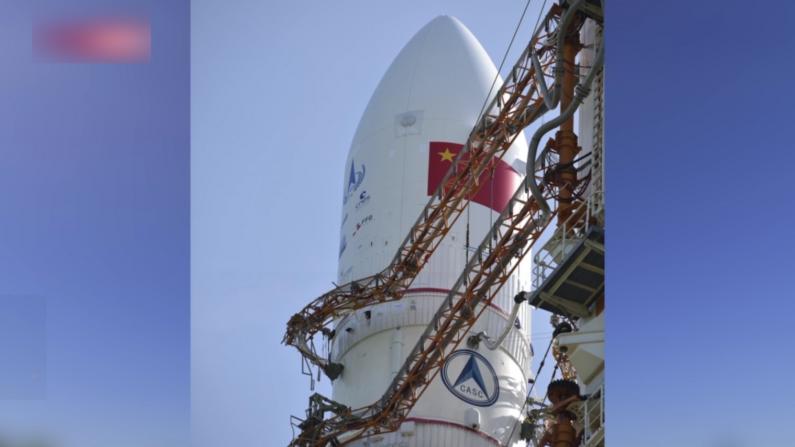 长征五号火箭垂直转运至发射区 近期择机实施中国首次火星探测