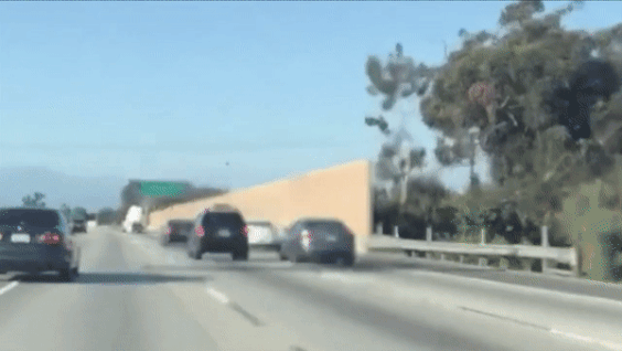 “他朝那辆车开枪!”加州路怒全程被录下 目击者吓呆