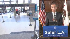 向乘客免费发口罩 洛杉矶国际机场推“安全大使计划”