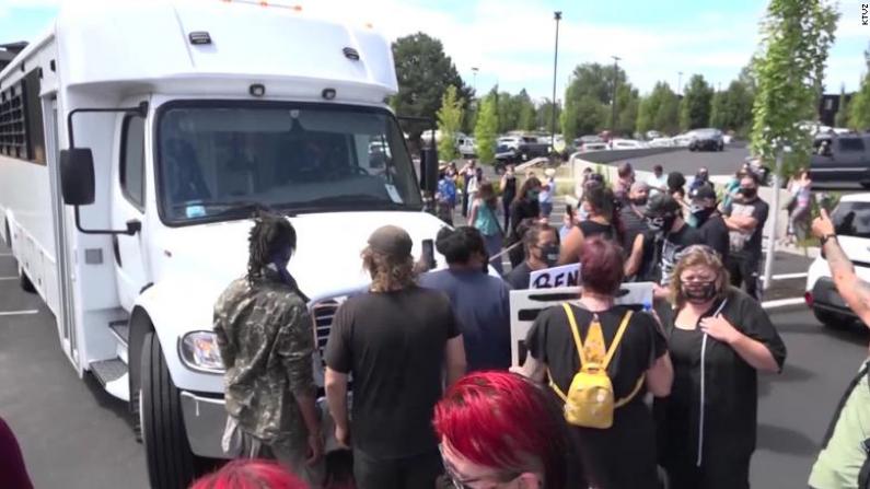 俄勒冈本德市大批示威者围堵两辆巴士 原因竟是...