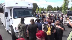 俄勒冈本德市大批示威者围堵两辆巴士 原因竟是...