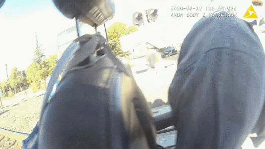 差3秒被火车碾过!轮椅男被卡铁轨 加州警察急速救援