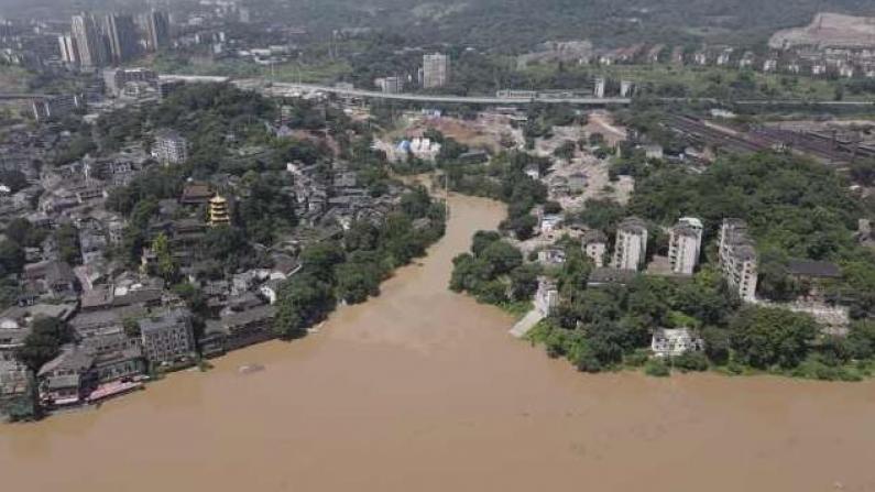 长江2020年第4号洪水过境重庆主城 朝天门码头被淹