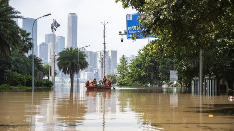 特大洪峰袭山城 重庆紧急转移6万人 三峡大坝首次开启11孔泄洪