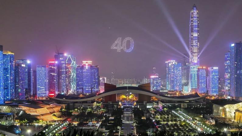 深圳经济特区成立40周年 数百架无人机演绎大型灯光秀