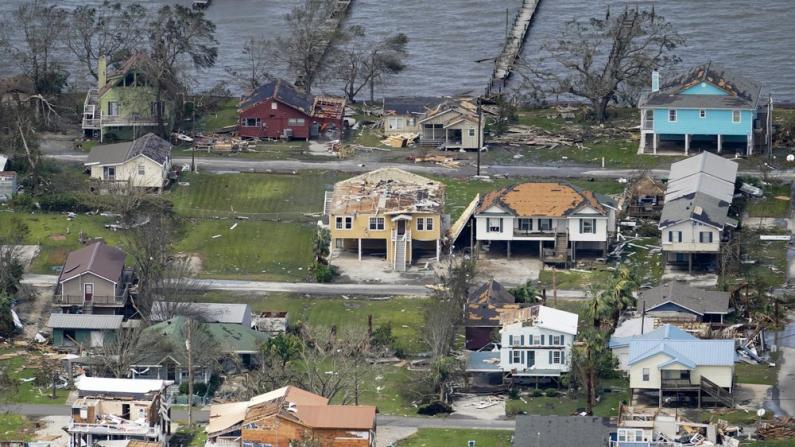 飓风劳拉破坏力惊人!强风吹倒大树砸毁民宅 多地一片汪洋