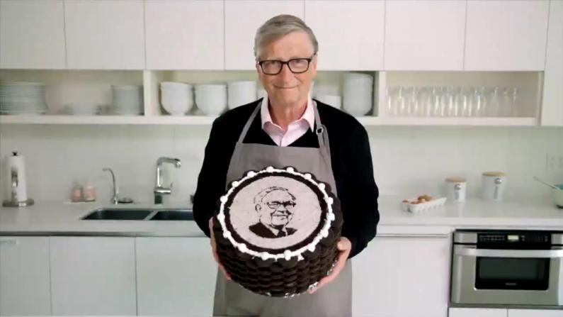 巴菲特迎90岁生日 比尔·盖茨亲自下厨做蛋糕