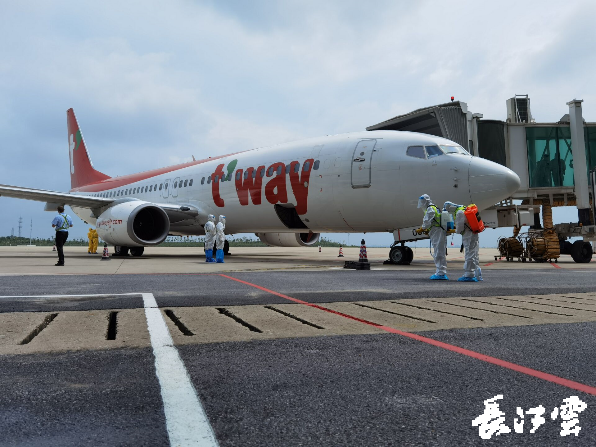 武汉恢复首条国际客运航线 60名乘客从首尔飞抵武汉