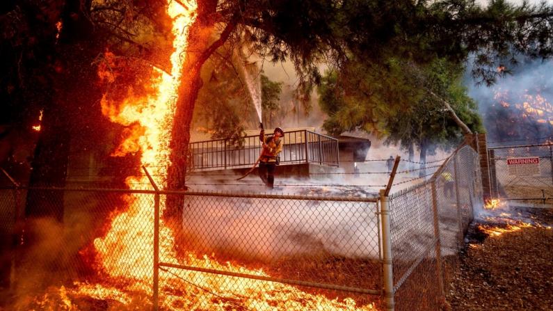 北加州两处大型山火烧毁逾万英亩 居民撤离道路如人间炼狱