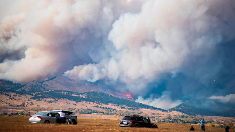 科罗拉多山火持续蔓延 消防员叹规模之大前所未见