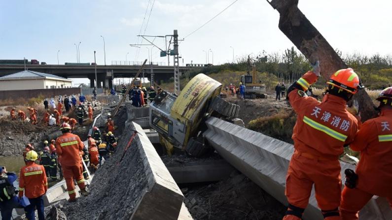 天津一铁路桥坍塌 致7死5伤